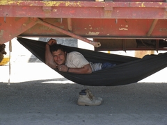 Siesta unter Lastwagen - Nicaragua